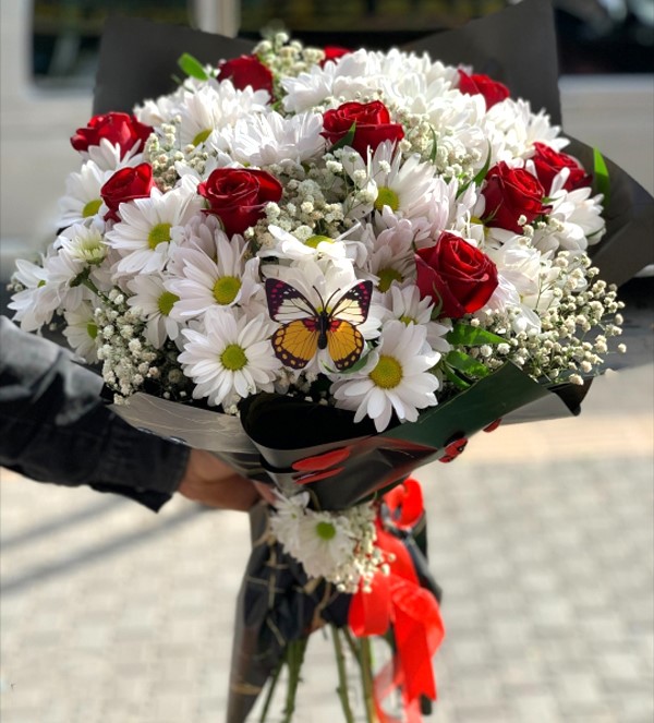 10 Gül ve Beyaz Papatya Buketi