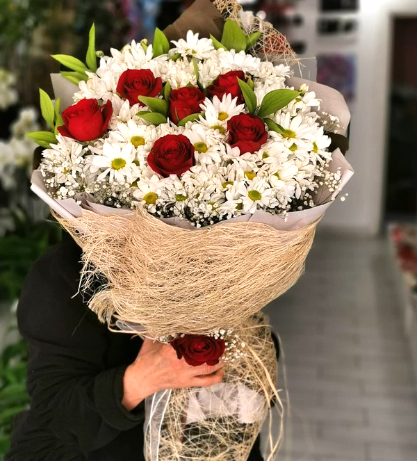 7 Gül ve Beyaz Papatya Buketi